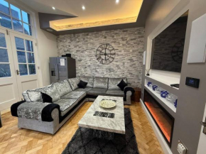 Hi spec Victorian apartment with Rooftop Hot tub